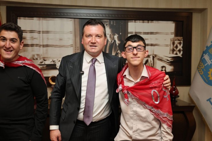 BAŞKAN BALCIOĞLU, TEMSİLİ ASKERLİĞE UĞURLANAN GENÇLERİ MAKAMINDA AĞIRLADI