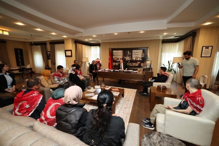 BAŞKAN BALCIOĞLU, TEMSİLİ ASKERLİĞE UĞURLANAN GENÇLERİ MAKAMINDA AĞIRLADI