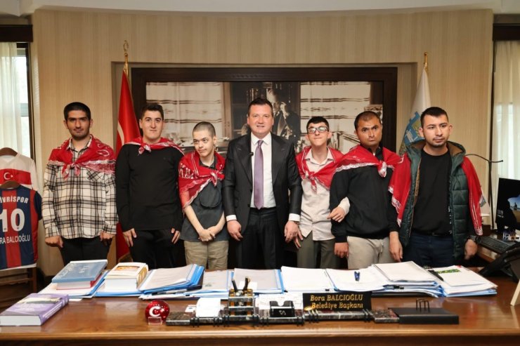 BAŞKAN BALCIOĞLU, TEMSİLİ ASKERLİĞE UĞURLANAN GENÇLERİ MAKAMINDA AĞIRLADI