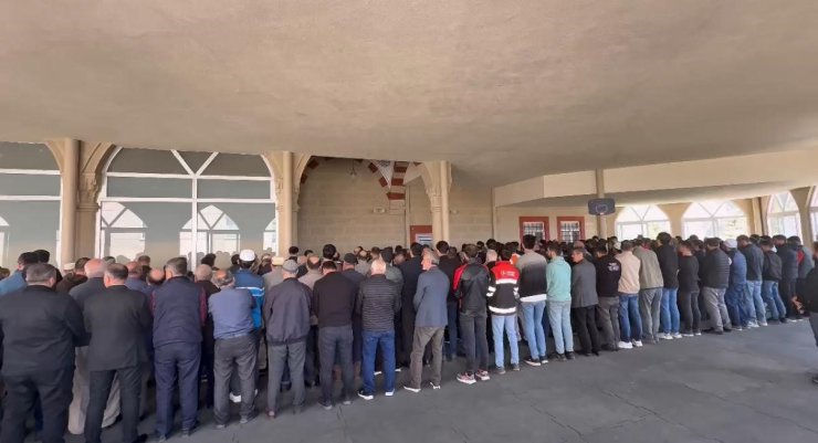 SULTANBEYLİ’DE KAZADA HAYATINI KAYBEDEN 4 YAŞINDAKİ ELİF SON YOLCULUĞUNA UĞURLANDI