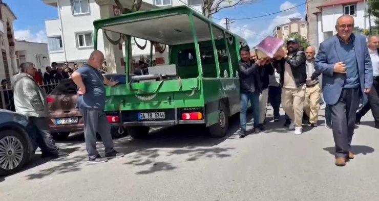 SULTANBEYLİ’DE KAZADA HAYATINI KAYBEDEN 4 YAŞINDAKİ ELİF SON YOLCULUĞUNA UĞURLANDI