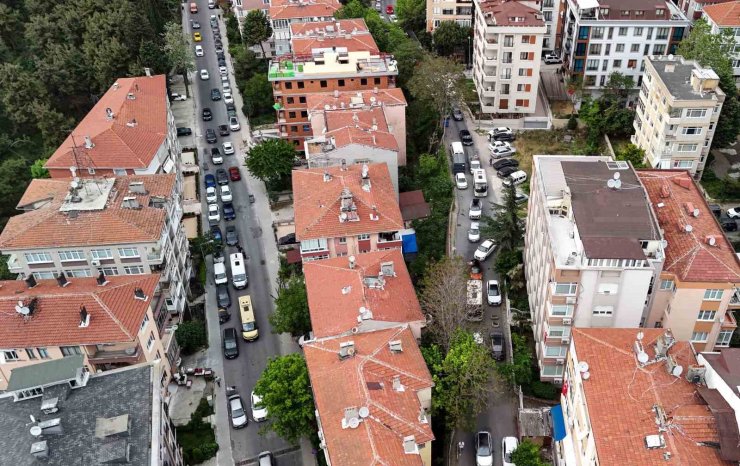 İSTANBUL’DA İSKİ YOLU KAPATTI VATANDAŞ ÇİLEDEN ÇIKTI