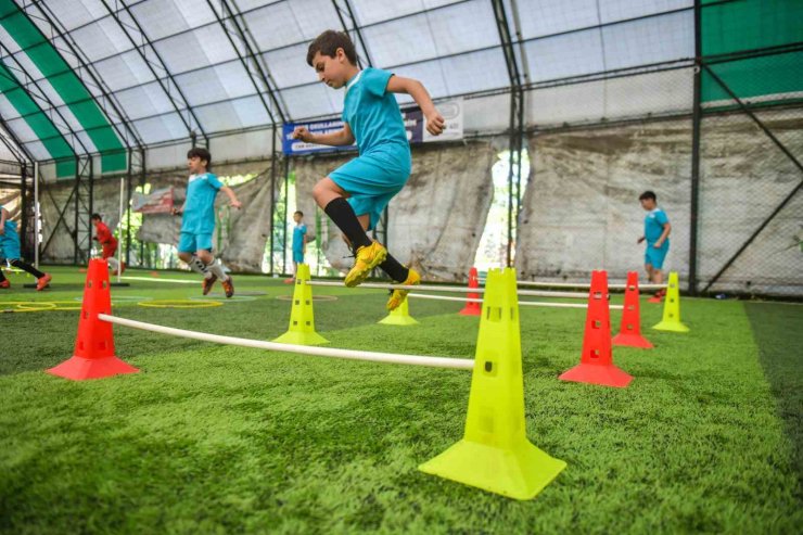 ESENYURT BELEDİYESİ’NDEN GELECEĞİN FUTBOLCULARINA DESTEK