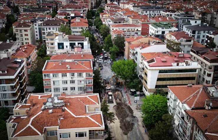 İSTANBUL’DA İSKİ YOLU KAPATTI VATANDAŞ ÇİLEDEN ÇIKTI