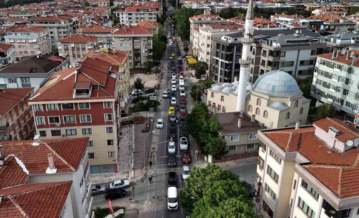 İSTANBUL’DA İSKİ YOLU KAPATTI VATANDAŞ ÇİLEDEN ÇIKTI