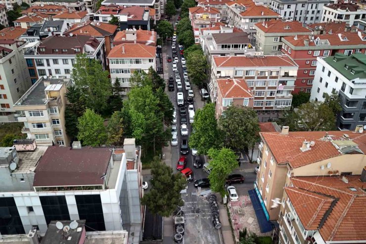 İSTANBUL’DA İSKİ YOLU KAPATTI VATANDAŞ ÇİLEDEN ÇIKTI