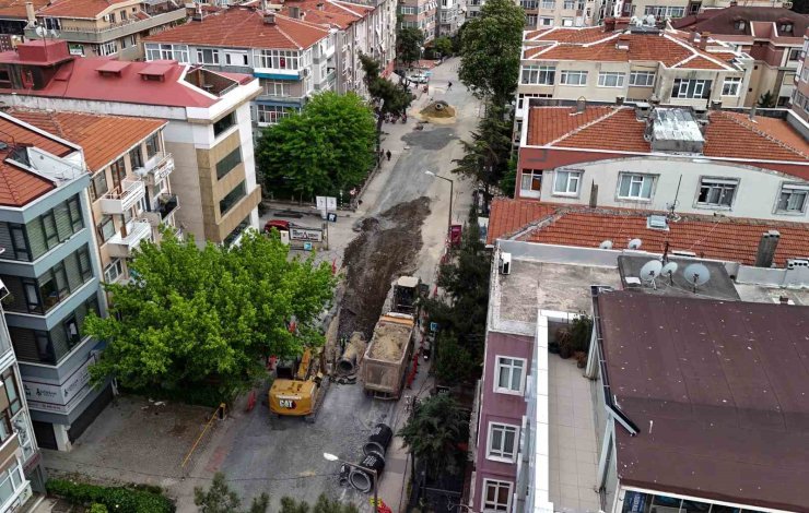 İSTANBUL’DA İSKİ YOLU KAPATTI VATANDAŞ ÇİLEDEN ÇIKTI