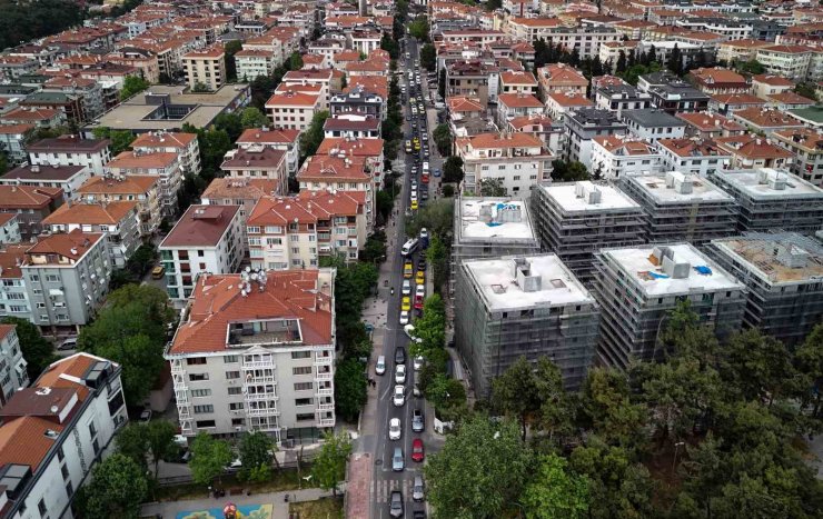 İSTANBUL’DA İSKİ YOLU KAPATTI VATANDAŞ ÇİLEDEN ÇIKTI