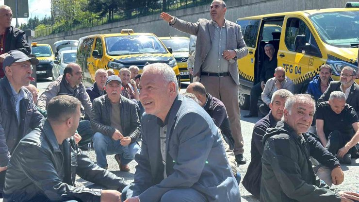 İBB MAĞDURU TAKSİCİLERDEN CHP İL BAŞKANLIĞI BİNASI ÖNÜNDE DÜDÜKLÜ PROTESTO