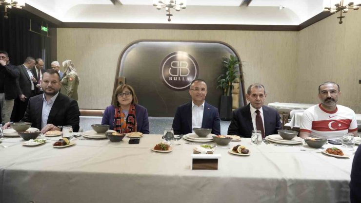 DURSUN ÖZBEK VE ERTUĞRUL DOĞAN DOSTLUK YEMEĞİNDE BİR ARAYA GELDİ