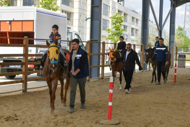 ESENYURT BELEDİYESİ’NDEN ÖZEL ÇOCUKLARA ATLA TERAPİ ETKİNLİĞİ