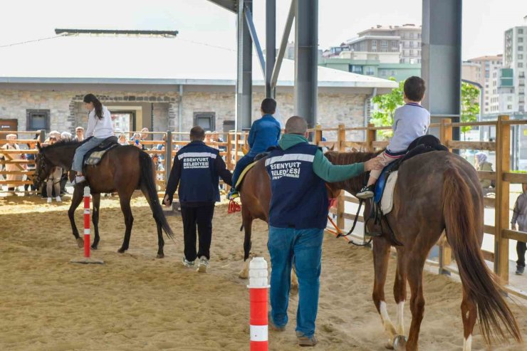 ESENYURT BELEDİYESİ’NDEN ÖZEL ÇOCUKLARA ATLA TERAPİ ETKİNLİĞİ