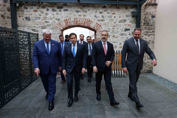 İSTANBUL’DAKİ BARIŞ MÜZAKERESİ FOTOĞRAF KARELERİNE YANSIDI