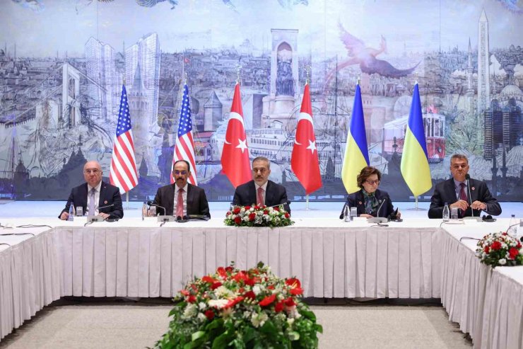 İSTANBUL’DAKİ BARIŞ MÜZAKERESİ FOTOĞRAF KARELERİNE YANSIDI