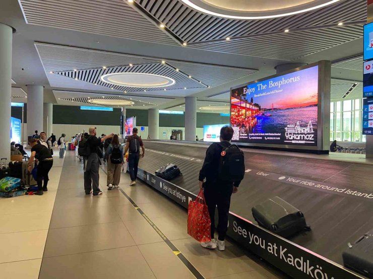 TRABLUS’TAN TAHLİYE EDİLEN TÜRK VATANDAŞLARI TAŞIYAN UÇAK İSTANBUL’A ULAŞTI