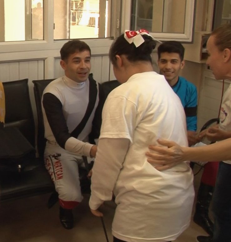 JOKEY MERTCAN ÇELİK, HASTANEDE YAŞAM SAVAŞI VERİYOR