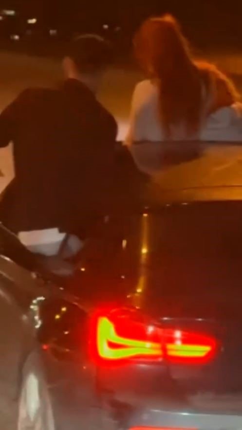 BEYLİKDÜZÜ’NDE ARAÇ CAMINDAN SARKARAK YOLCULUK YAPAN ŞAHISLAR KAMERADA