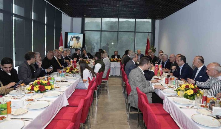 UEFA KUPASI ZAFERİNİN EFSANELERİ KEMERBURGAZ METİN OKTAY TESİSLERİ’NDE BULUŞTU