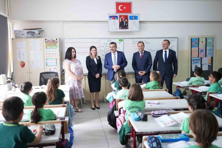 BAKAN TEKİN ATATÜRK İLKOKULU’NU ZİYARET ETTİ, BAYRAK TÖRENİNE KATILDI