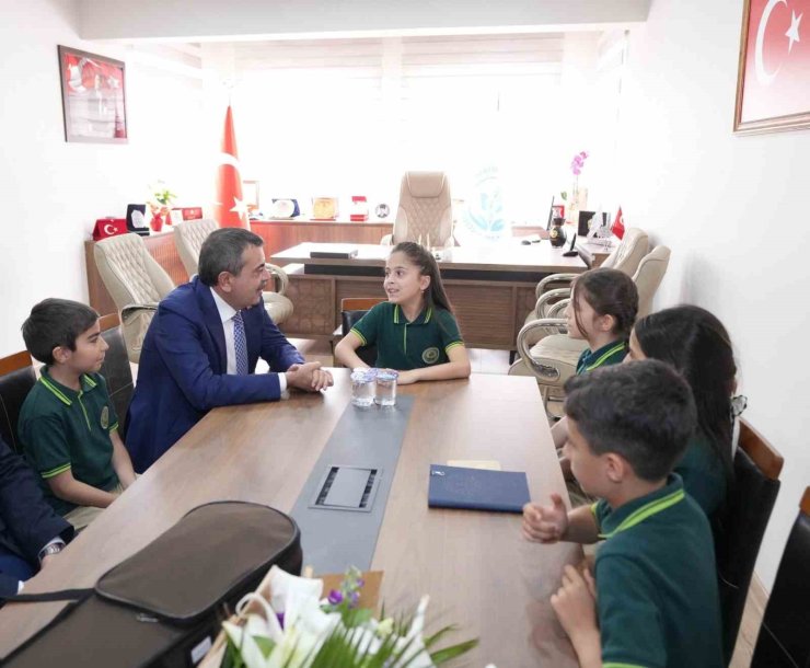 BAKAN TEKİN ATATÜRK İLKOKULU’NU ZİYARET ETTİ, BAYRAK TÖRENİNE KATILDI