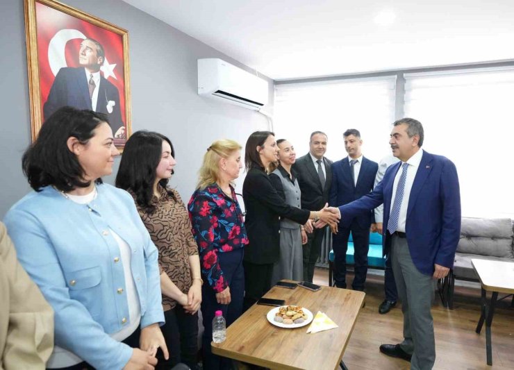 BAKAN TEKİN ATATÜRK İLKOKULU’NU ZİYARET ETTİ, BAYRAK TÖRENİNE KATILDI