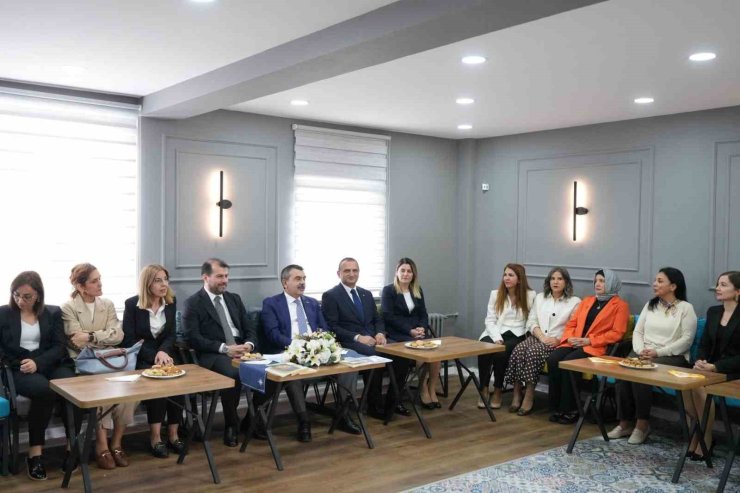 BAKAN TEKİN ATATÜRK İLKOKULU’NU ZİYARET ETTİ, BAYRAK TÖRENİNE KATILDI