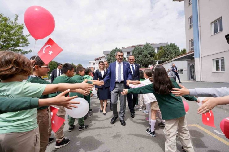 BAKAN TEKİN ATATÜRK İLKOKULU’NU ZİYARET ETTİ, BAYRAK TÖRENİNE KATILDI