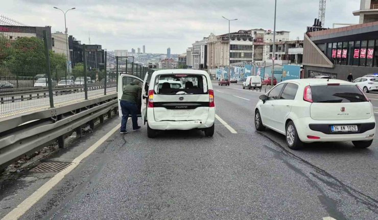 BEYLİKDÜZÜ’NDE DÜĞÜN KONVOYUNDA ZİNCİRLEME KAZA: 3 YARALI