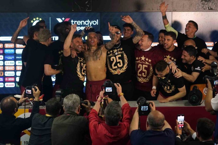 GALATASARAYLI FUTBOLCULARDAN BASIN TOPLANTISINDA SULU KUTLAMA