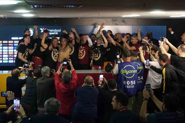 GALATASARAYLI FUTBOLCULARDAN BASIN TOPLANTISINDA SULU KUTLAMA