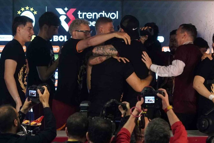 GALATASARAYLI FUTBOLCULARDAN BASIN TOPLANTISINDA SULU KUTLAMA