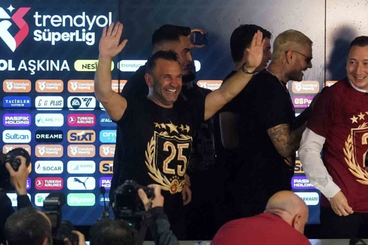 GALATASARAYLI FUTBOLCULARDAN BASIN TOPLANTISINDA SULU KUTLAMA