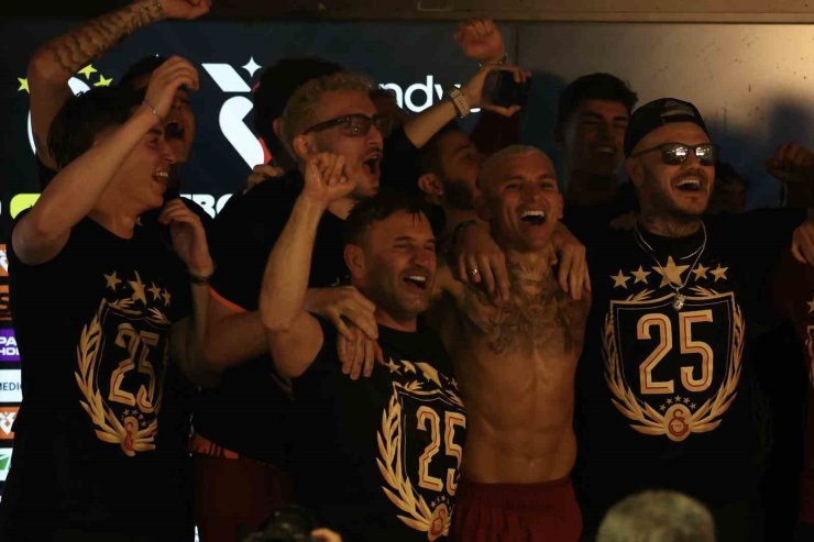 GALATASARAYLI FUTBOLCULARDAN BASIN TOPLANTISINDA SULU KUTLAMA
