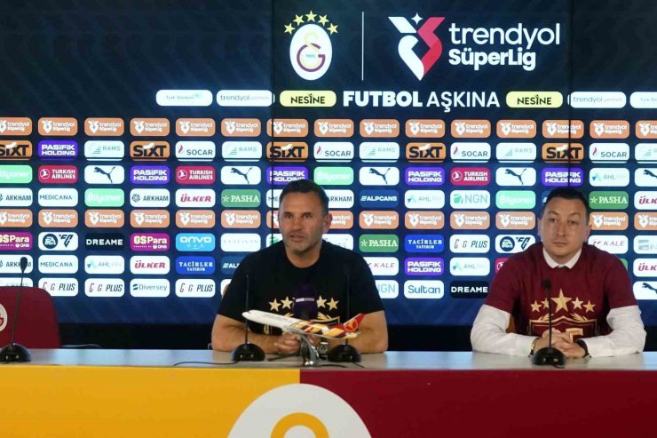 GALATASARAYLI FUTBOLCULARDAN BASIN TOPLANTISINDA SULU KUTLAMA
