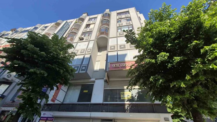 AVCILAR’DA BİNADAN KOPAN BETON PARÇALARI BİR KADININ KAFASINA DÜŞTÜ