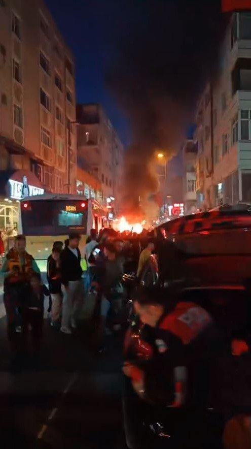 KÜÇÜKÇEKMECE’DE HAVAİ FİŞEKLİ KUTLAMADA YANGIN ÇIKTI, ARAÇ KÜLE DÖNDÜ