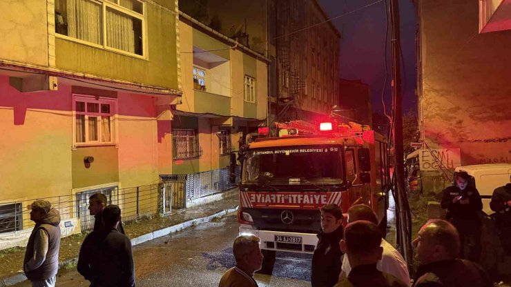 KÜÇÜKÇEKMECE’DE 7 KATLI BİNANIN ÇATISI ALEV ALEV YANDI