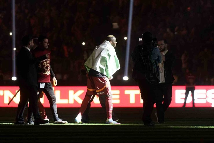 GALATASARAYLI FUTBOLCULAR ŞAMPİYONLUĞU MARŞLAR VE ŞARKILARLA KUTLADI