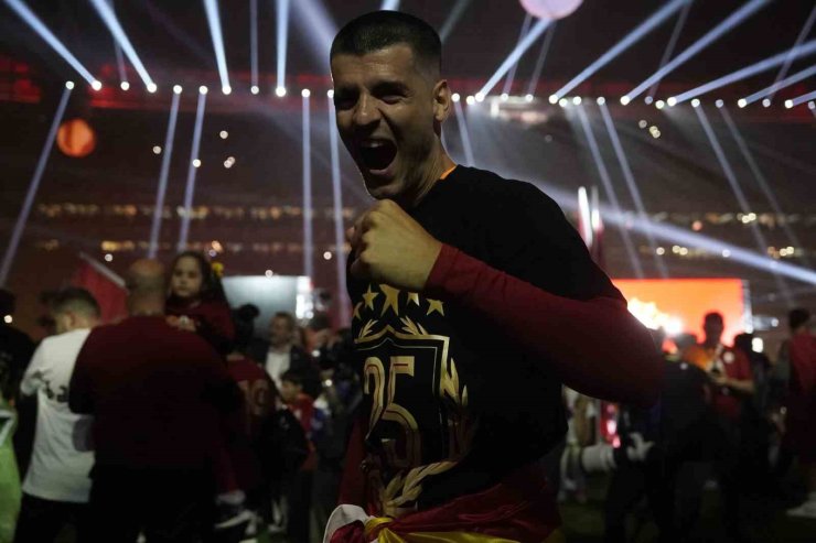 GALATASARAYLI FUTBOLCULAR ŞAMPİYONLUĞU MARŞLAR VE ŞARKILARLA KUTLADI