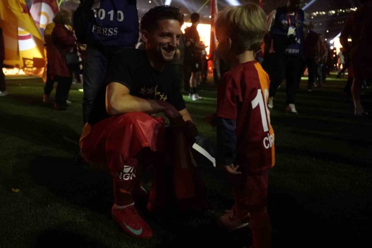 GALATASARAYLI FUTBOLCULAR ŞAMPİYONLUĞU MARŞLAR VE ŞARKILARLA KUTLADI