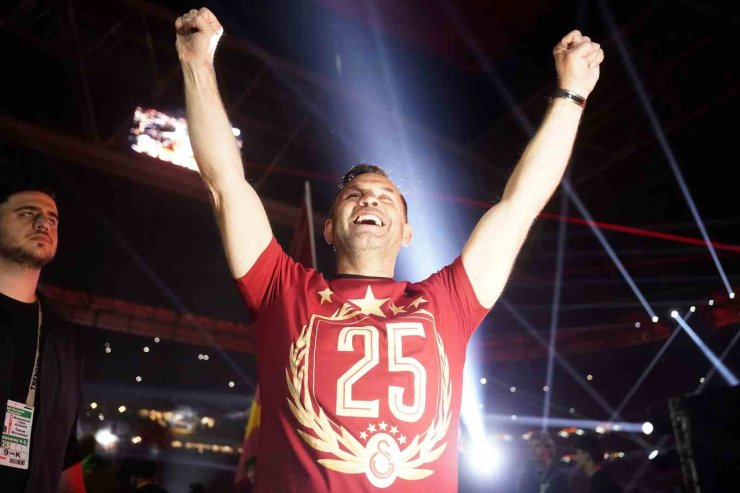 GALATASARAYLI FUTBOLCULAR ŞAMPİYONLUĞU MARŞLAR VE ŞARKILARLA KUTLADI