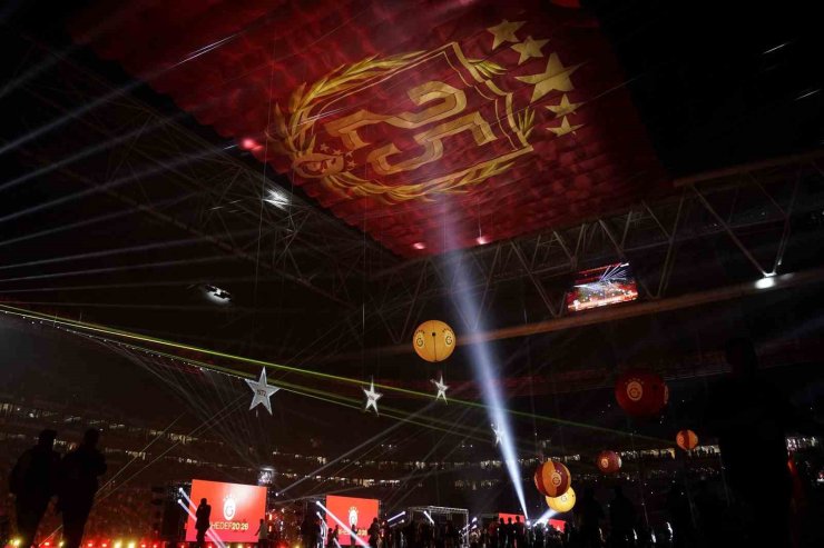 GALATASARAYLI FUTBOLCULAR ŞAMPİYONLUĞU MARŞLAR VE ŞARKILARLA KUTLADI