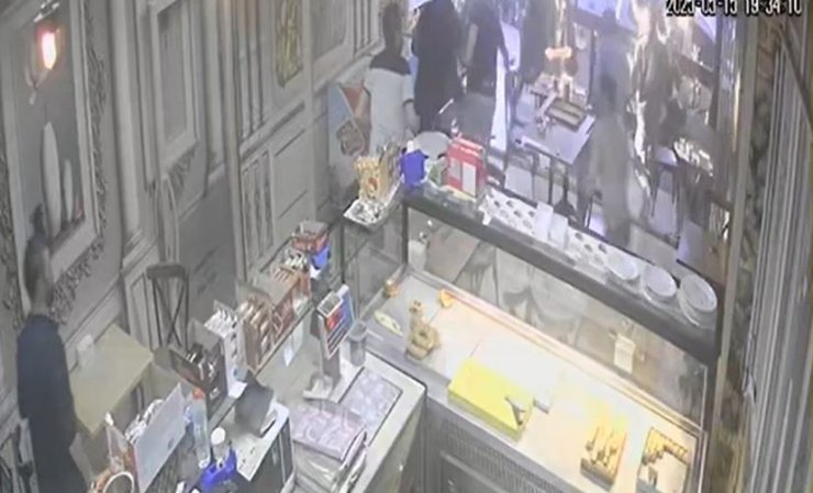 ESENYURT’TA BASS SESİNİ DEPREM SANAN VATANDAŞLAR BÖYLE SOKAĞA DÖKÜLDÜ