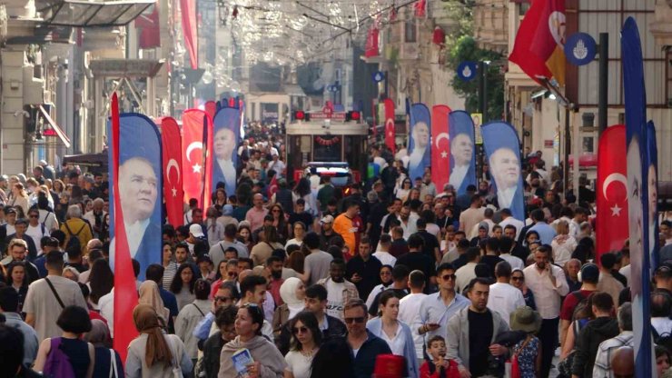 19 MAYIS’TA TAKSİM MEYDANI VE ÇEVRESİ TÜRK BAYRAKLARIYLA DONATILDI
