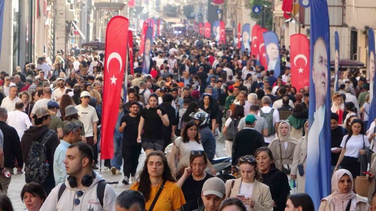 19 MAYIS’TA TAKSİM MEYDANI VE ÇEVRESİ TÜRK BAYRAKLARIYLA DONATILDI