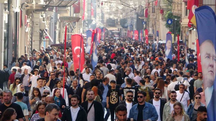 19 MAYIS’TA TAKSİM MEYDANI VE ÇEVRESİ TÜRK BAYRAKLARIYLA DONATILDI
