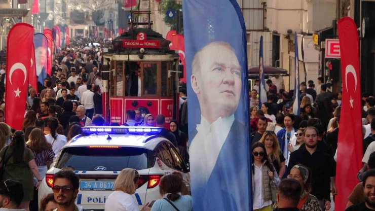 19 MAYIS’TA TAKSİM MEYDANI VE ÇEVRESİ TÜRK BAYRAKLARIYLA DONATILDI