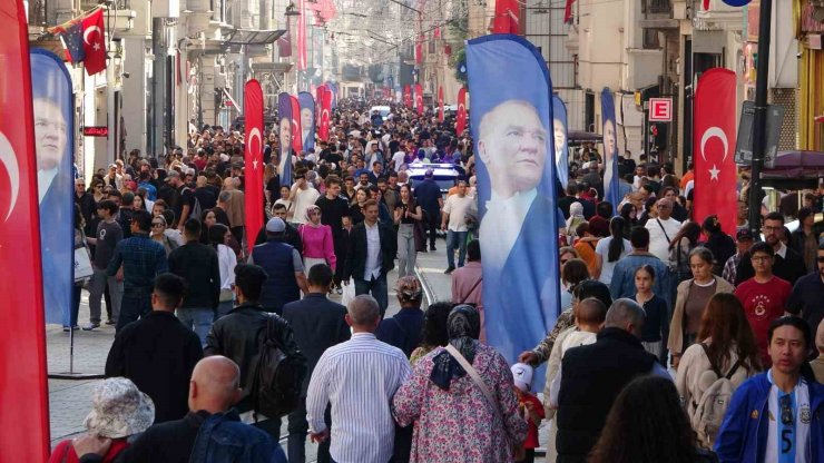 19 MAYIS’TA TAKSİM MEYDANI VE ÇEVRESİ TÜRK BAYRAKLARIYLA DONATILDI