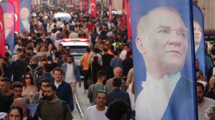 19 MAYIS’TA TAKSİM MEYDANI VE ÇEVRESİ TÜRK BAYRAKLARIYLA DONATILDI