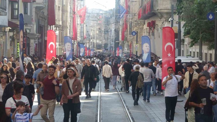 19 MAYIS’TA TAKSİM MEYDANI VE ÇEVRESİ TÜRK BAYRAKLARIYLA DONATILDI